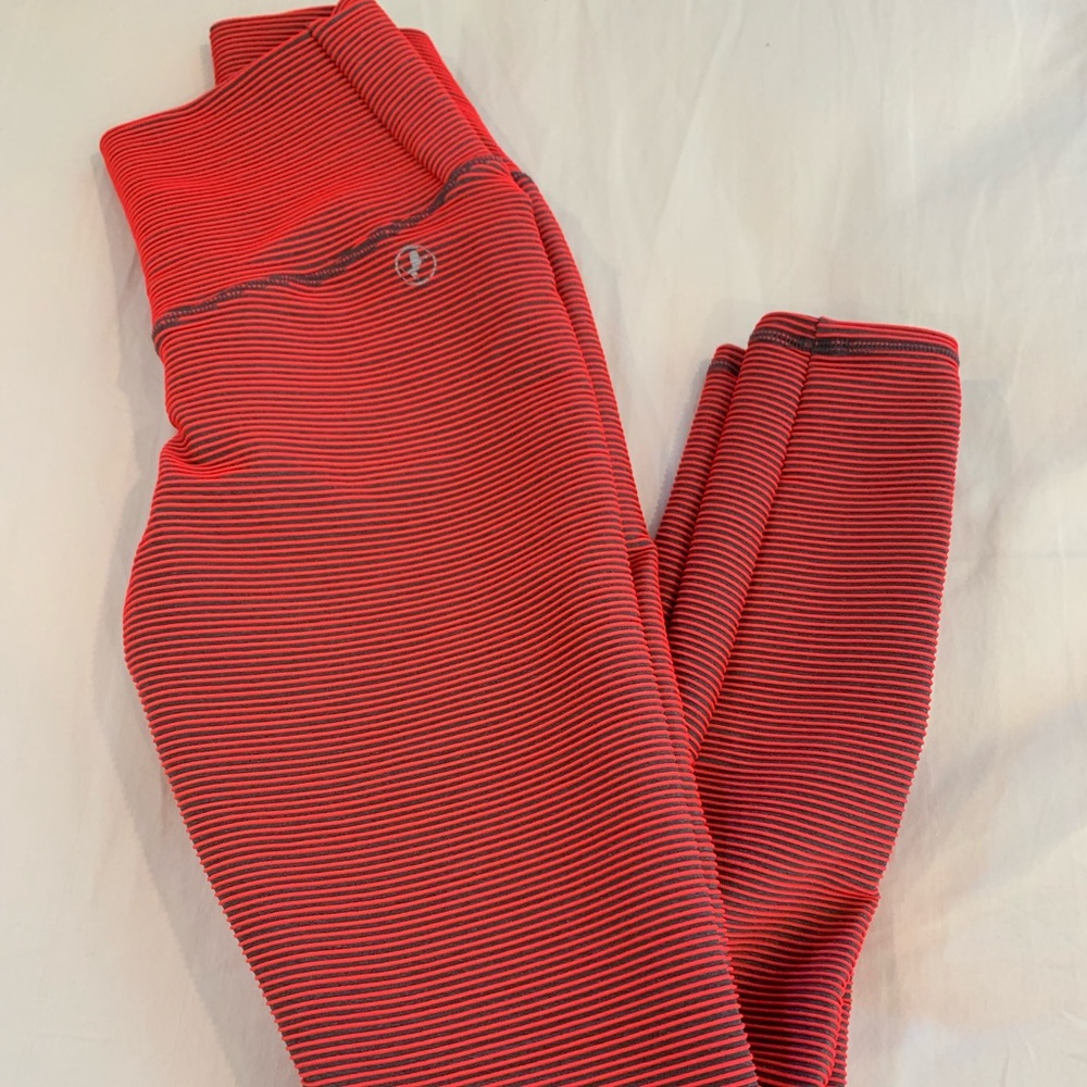 Size small scrunch butt leggings